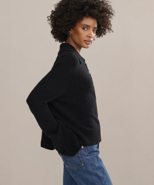 Relaxed knit polo with wide sleeves, ribbed trimmings and three buttons.